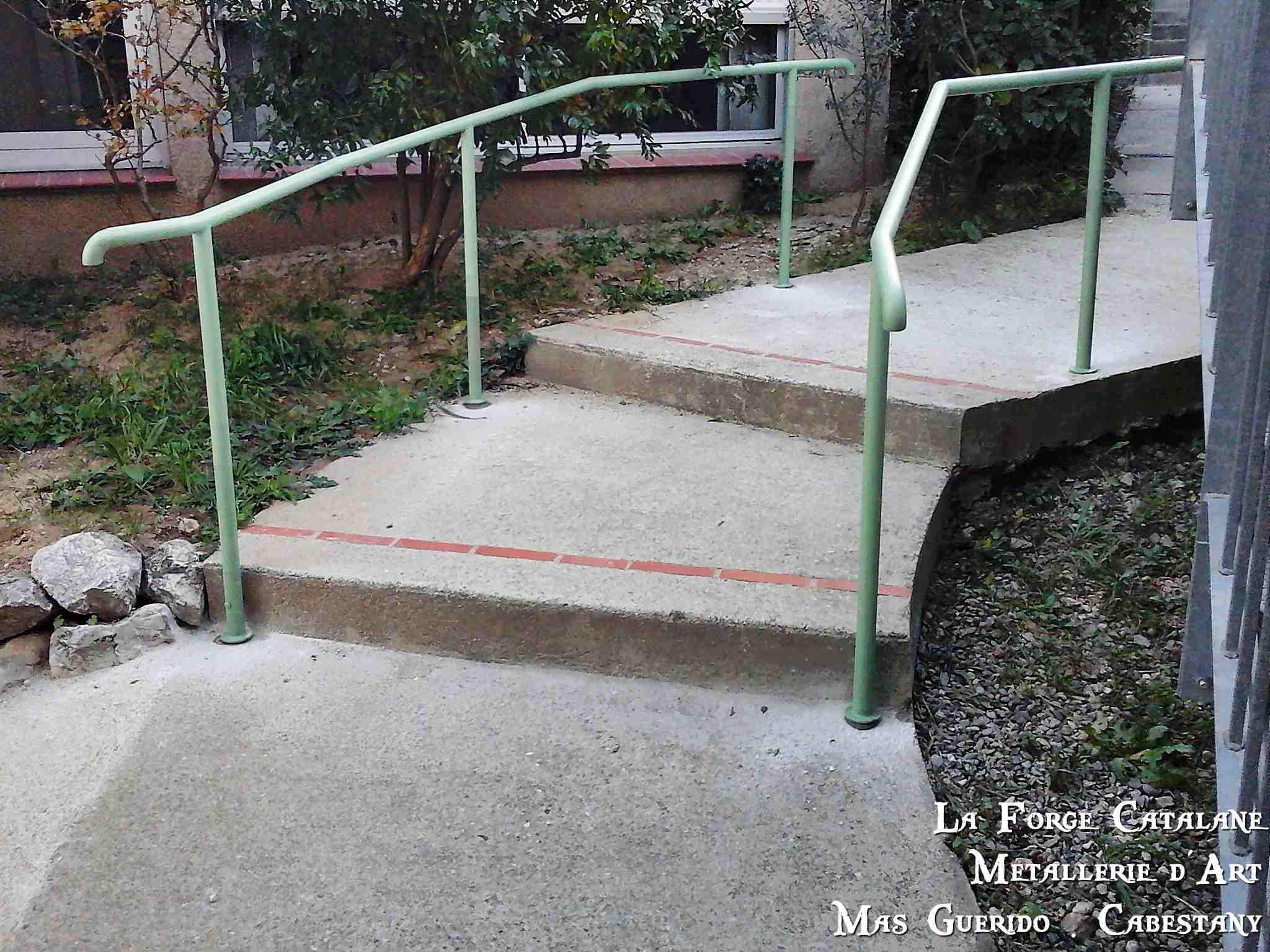 main courante sur poteaux en fer tube rond  forge catalane.jpg